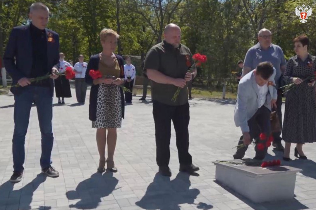 Андрей Плутницкий возложил цветы к памятнику жертвам фашизма в Геническе Херсонской области