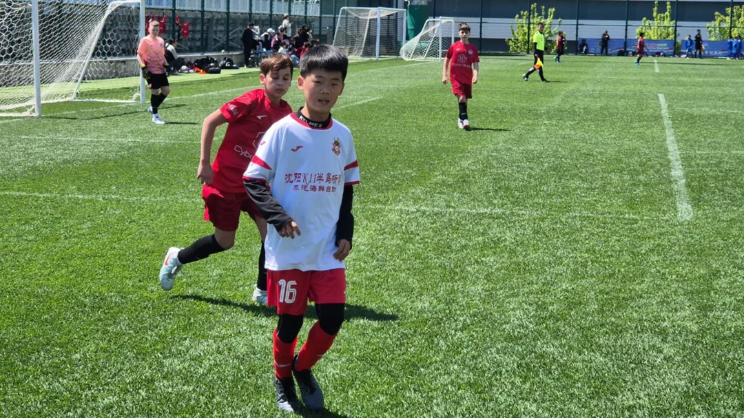 Юные футболисты Свободненской команды «Метеор», среди которых дети работников Амурского ГПЗ, приняли участие в международном турнире в Даляне.