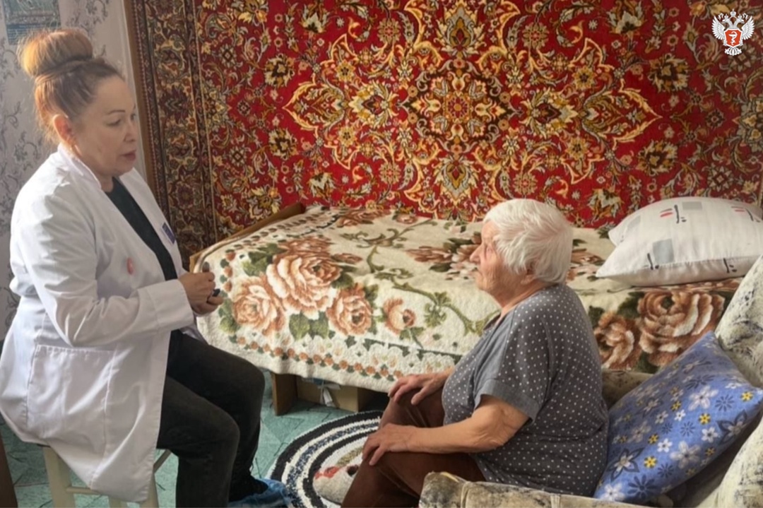 93-летнюю труженицу тыла осмотрели на дому специалисты из Югры