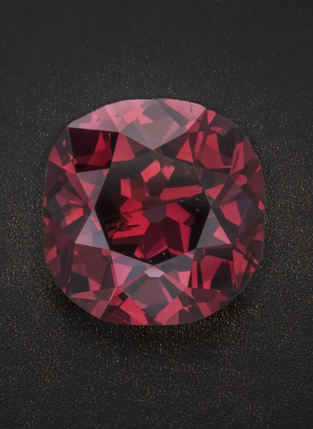 Легендарная коллекция цветных бриллиантов передана в дар музею.