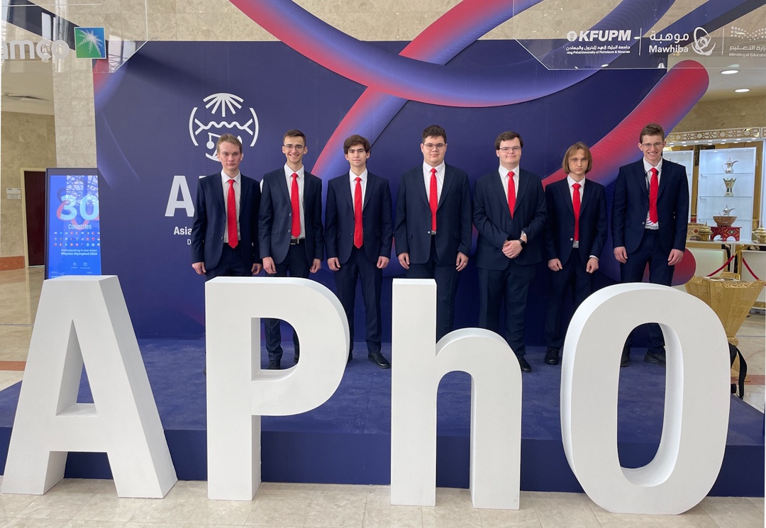 Дмитрий Чернышенко и Сергей Кравцов поздравили российских школьников с медалями на Азиатской олимпиаде по физике