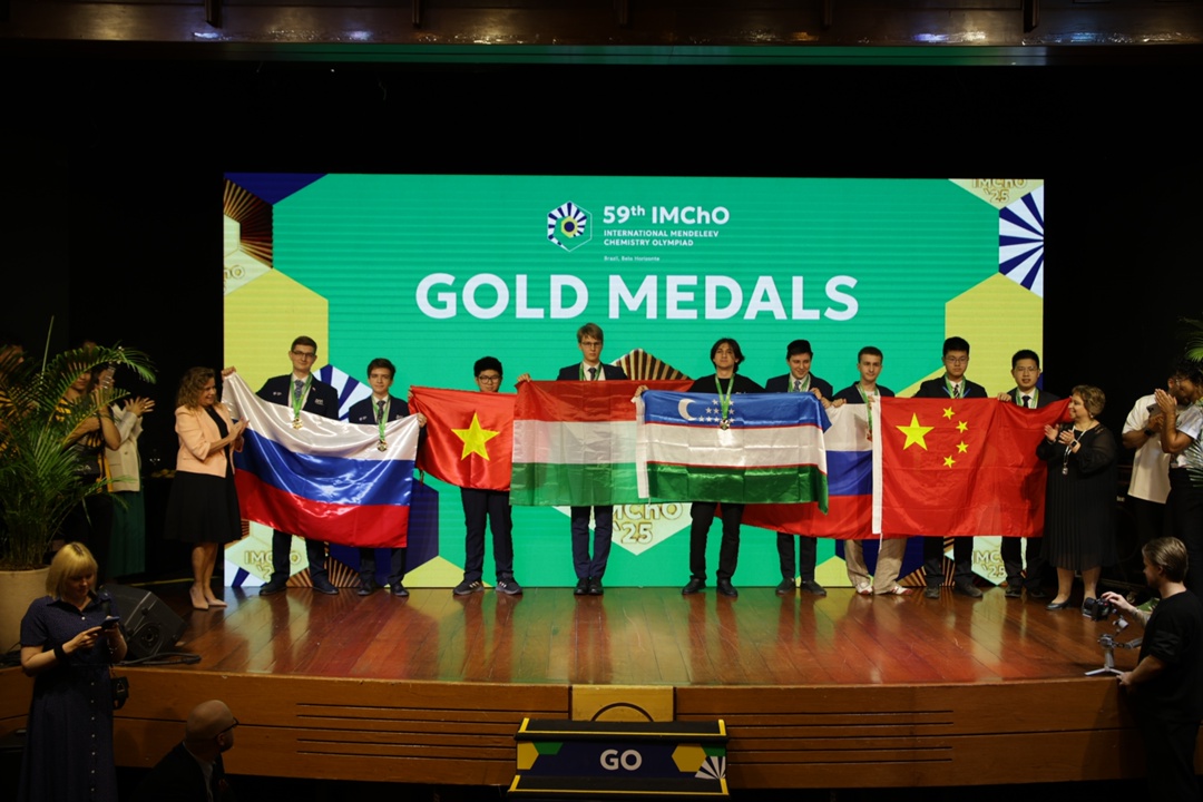 Дмитрий Чернышенко и Сергей Кравцов поздравили российских учеников с победой на 59-й Международной Менделеевской олимпиаде школьников по химии