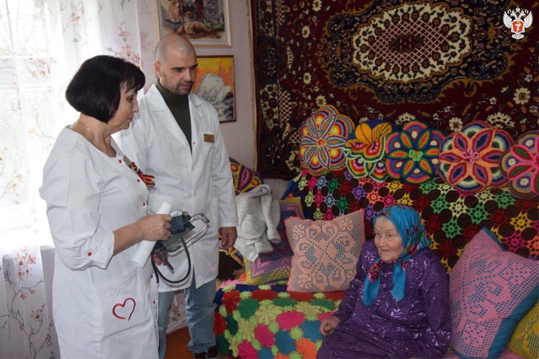 В Чувашии 93-летнюю труженицу тыла Великой Отечественной войны навестили врачи проекта «Прояви заботу — научи уходу»