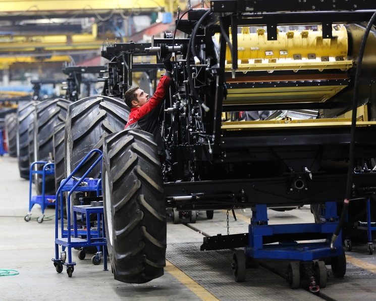 Отгрузки российской сельхозтехники на внутренний рынок в первом квартале упали на 32,9%, до 38,3 млрд руб., оценили в Российской ассоциации производителей…