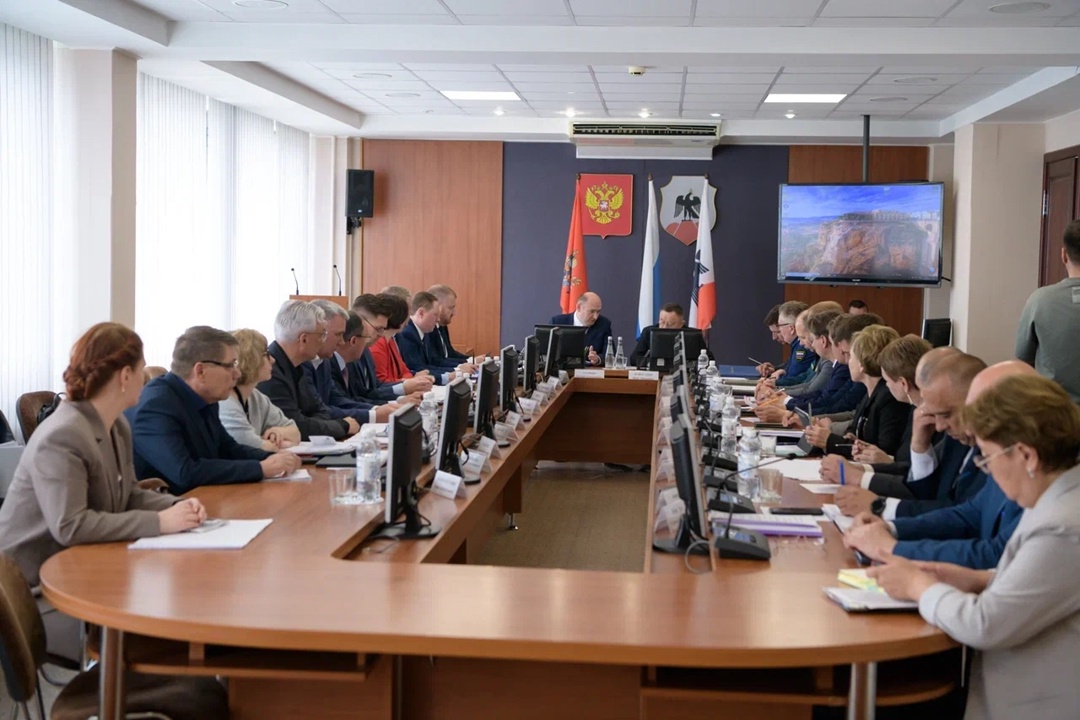 Глава Минстроя России Ирек Файзуллин в рамках рабочей поездки в Оренбургскую область провел совещание по вопросам ликвидации последствий прохождения паводка в…