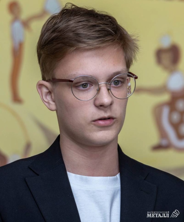 От школьной скамьи до трудового коллектива.