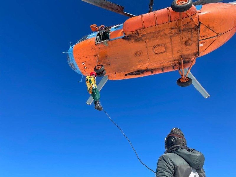 Кто это спускается с небес на Ми-8Т?