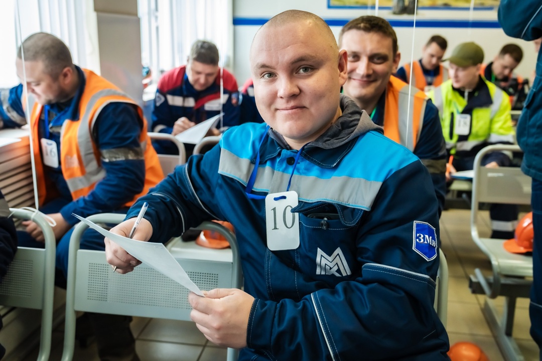 ПОДДЕРЖИМ НАШИХ! На ММК прошёл конкурс профмастерства «Лучший машинист экскаватора – 2025». И это было не шоу силы, а мастер-класс по ювелирной точности.