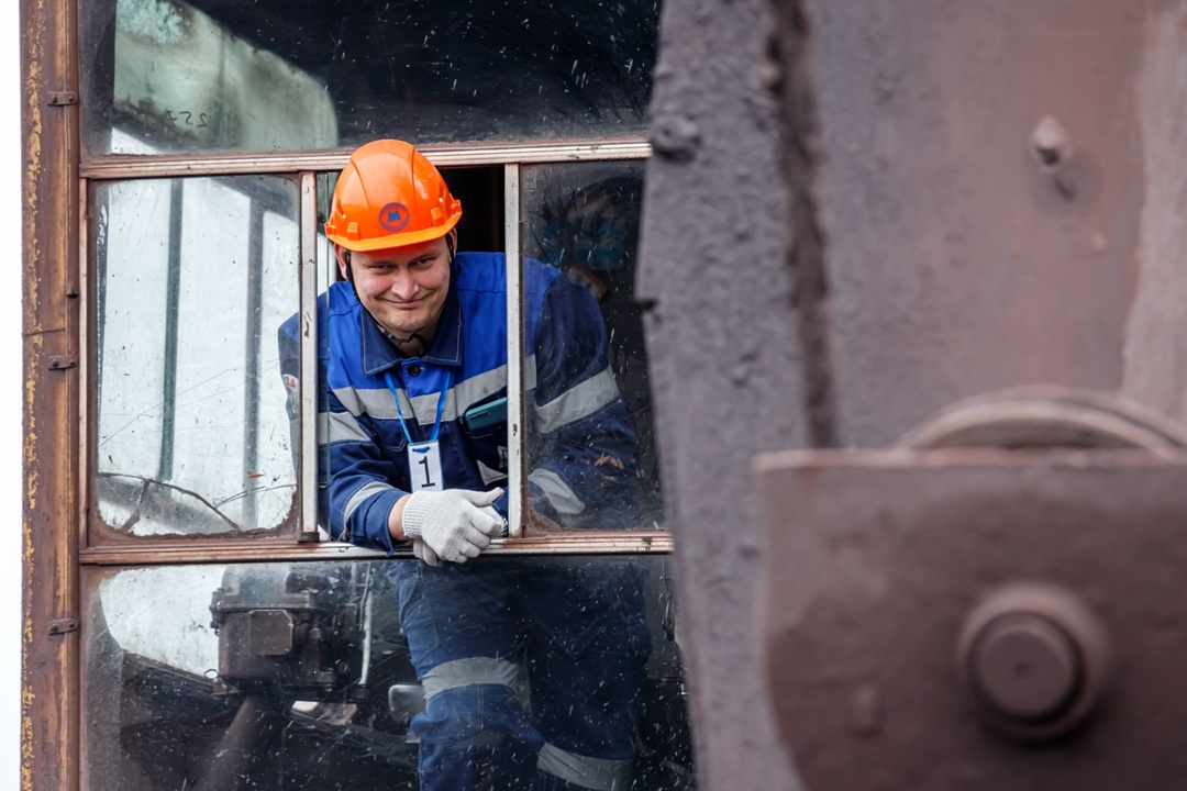 ПОДДЕРЖИМ НАШИХ! На ММК прошёл конкурс профмастерства «Лучший машинист экскаватора – 2025». И это было не шоу силы, а мастер-класс по ювелирной точности.