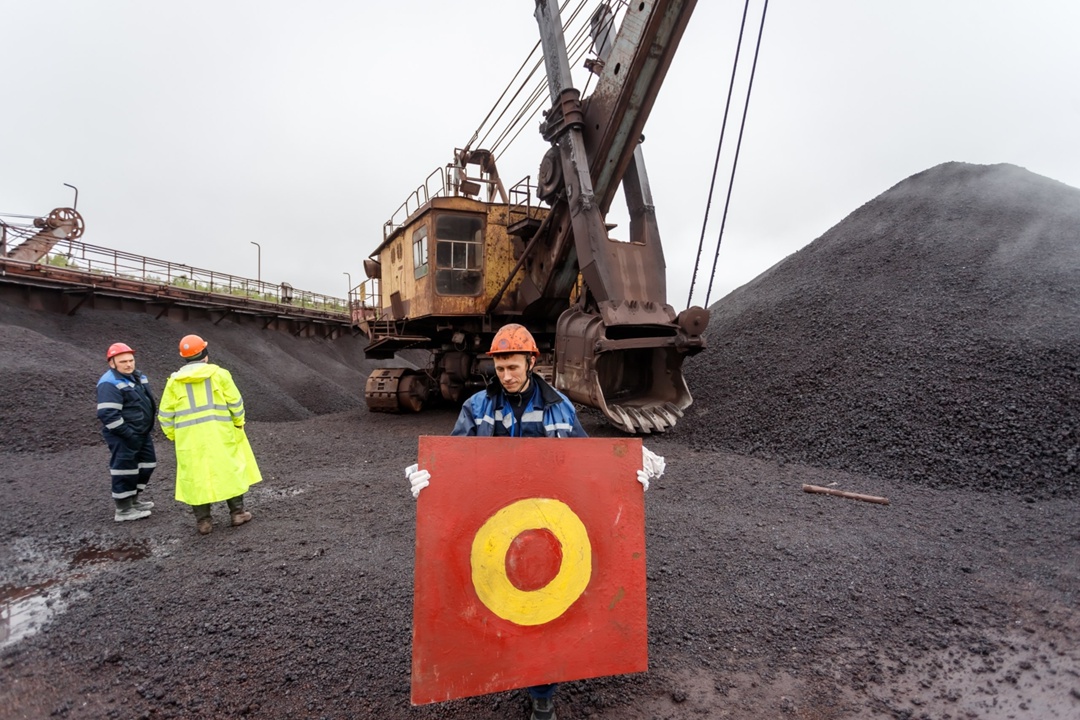 ПОДДЕРЖИМ НАШИХ! На ММК прошёл конкурс профмастерства «Лучший машинист экскаватора – 2025». И это было не шоу силы, а мастер-класс по ювелирной точности.