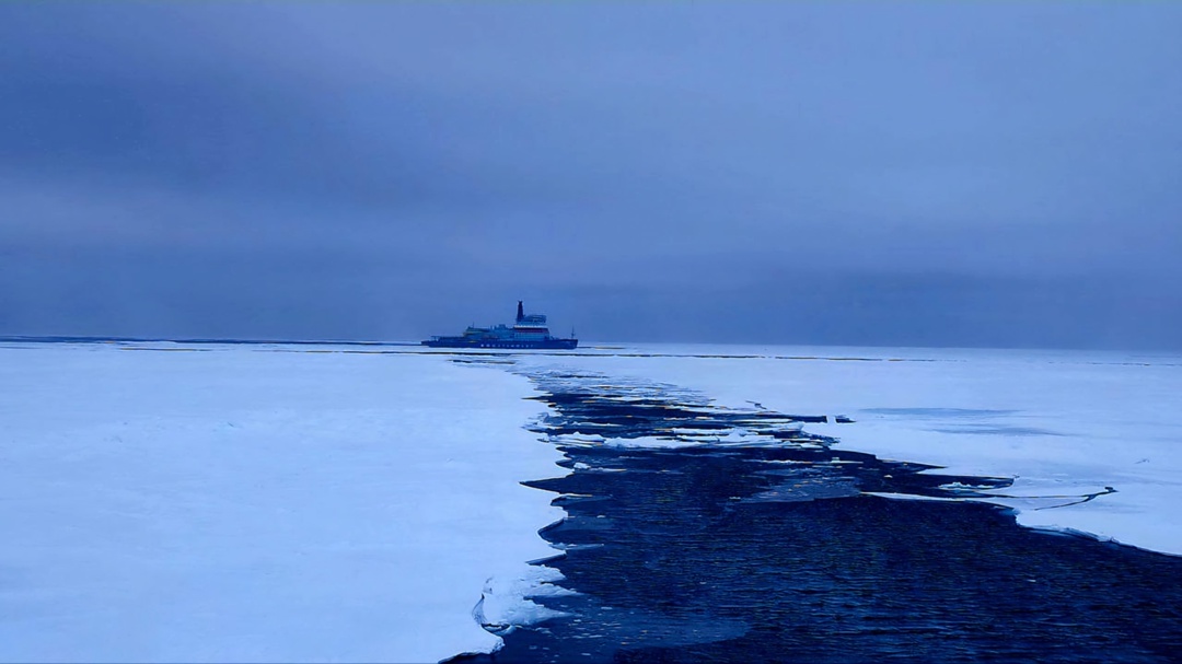 На границе Баренцева и Карского морей экипаж атомного ледокола «Якутия» передал снабжение на борт атомохода «50 лет Победы»