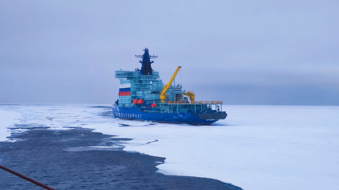 На границе Баренцева и Карского морей экипаж атомного ледокола «Якутия» передал снабжение на борт атомохода «50 лет Победы»