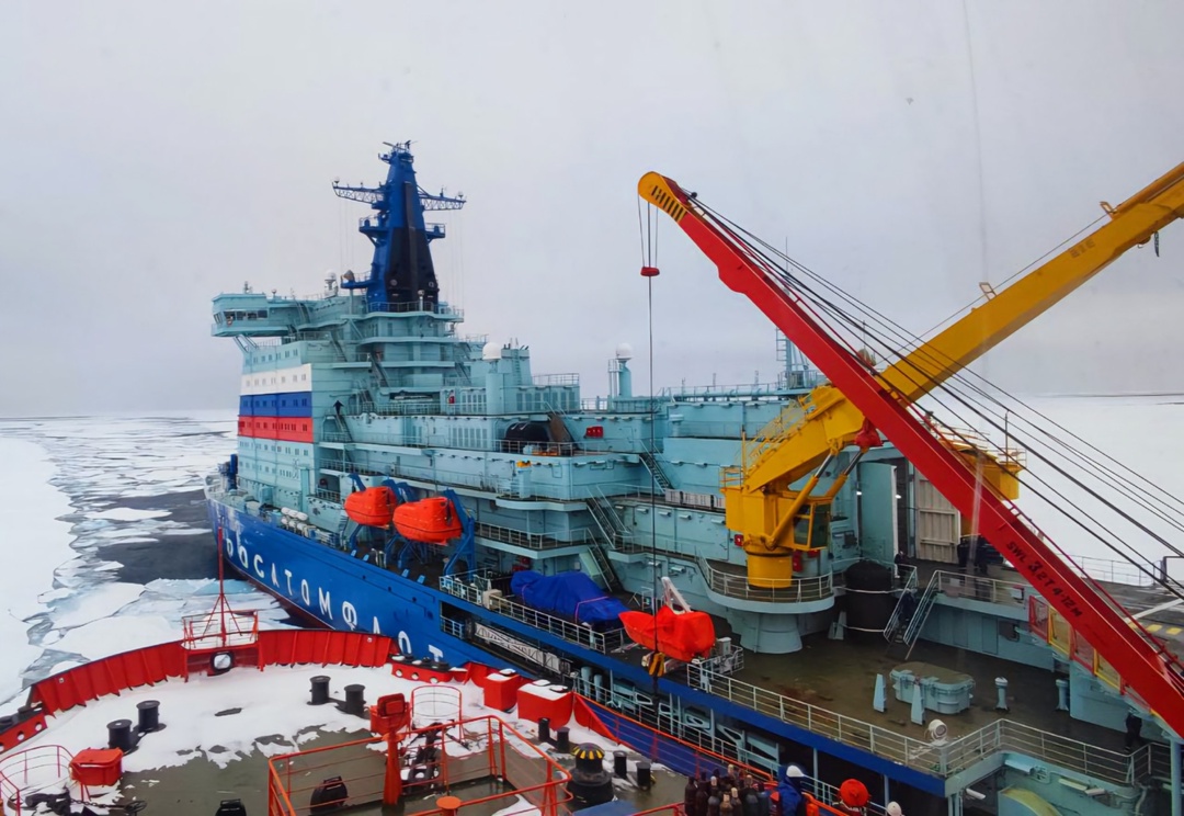 На границе Баренцева и Карского морей экипаж атомного ледокола «Якутия» передал снабжение на борт атомохода «50 лет Победы»