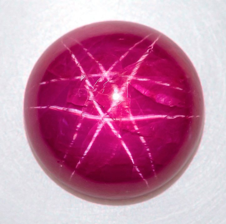 Фейерверк в рубине — редкий природный узор.