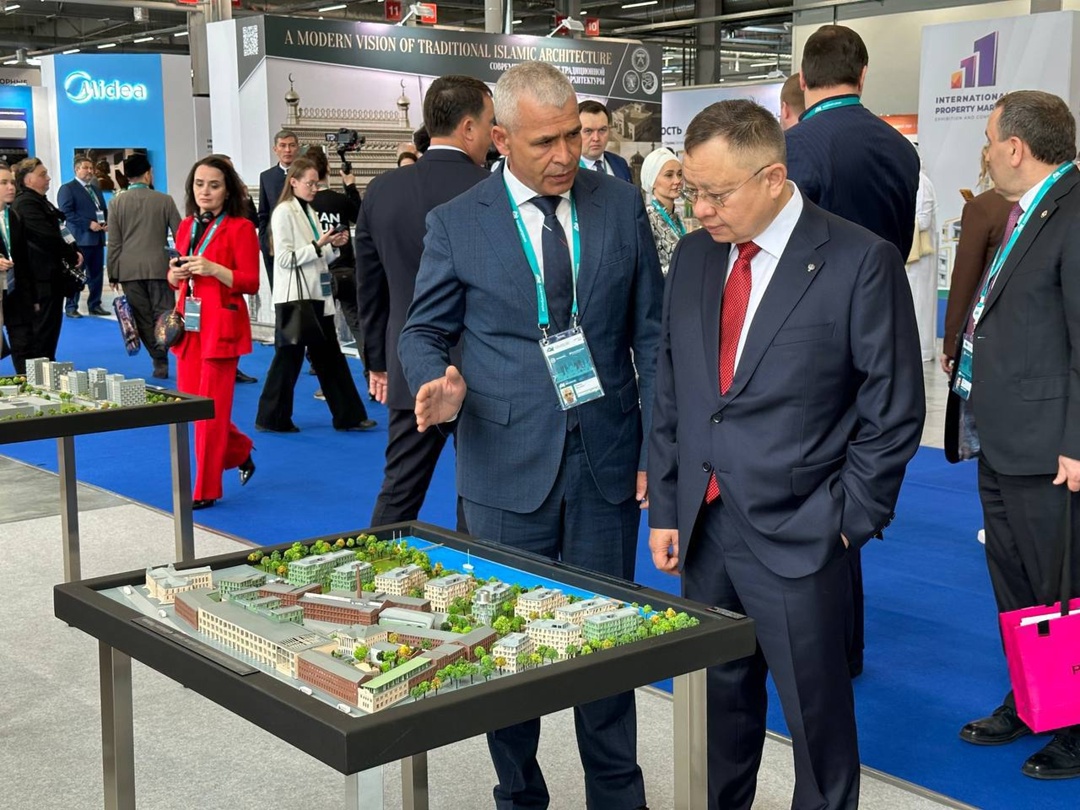 Глава Минстроя России Ирек Файзуллин посетил Международную выставку недвижимости IPM в рамках форума «Россия – исламский мир: KazanForum»