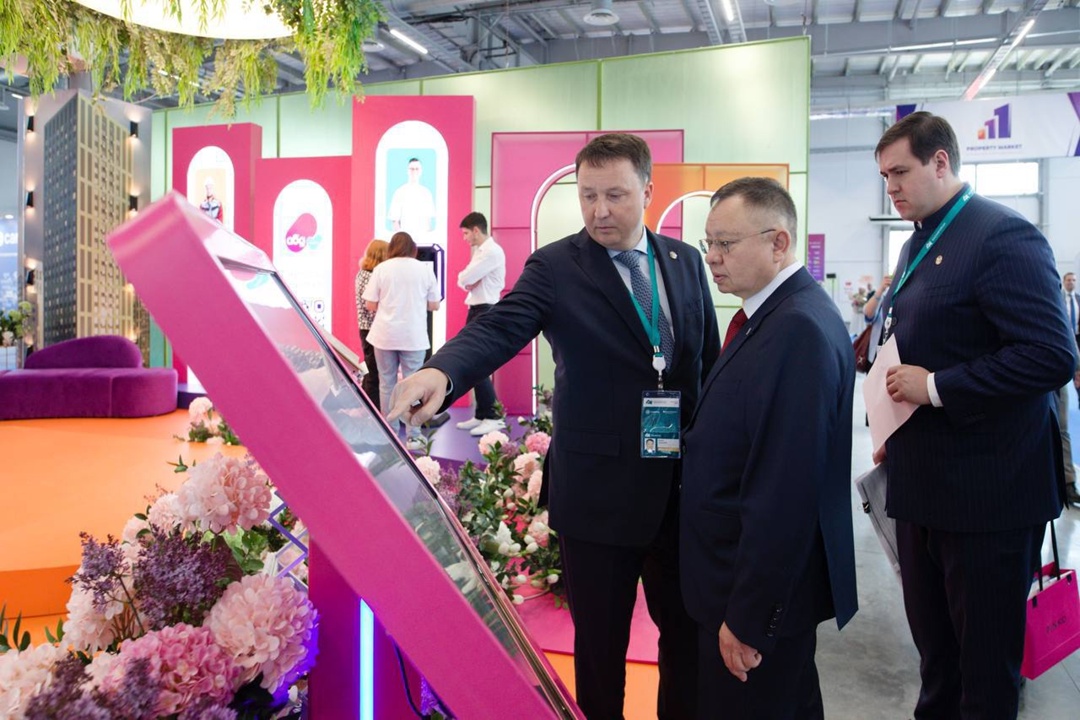 Глава Минстроя России Ирек Файзуллин посетил Международную выставку недвижимости IPM в рамках форума «Россия – исламский мир: KazanForum»