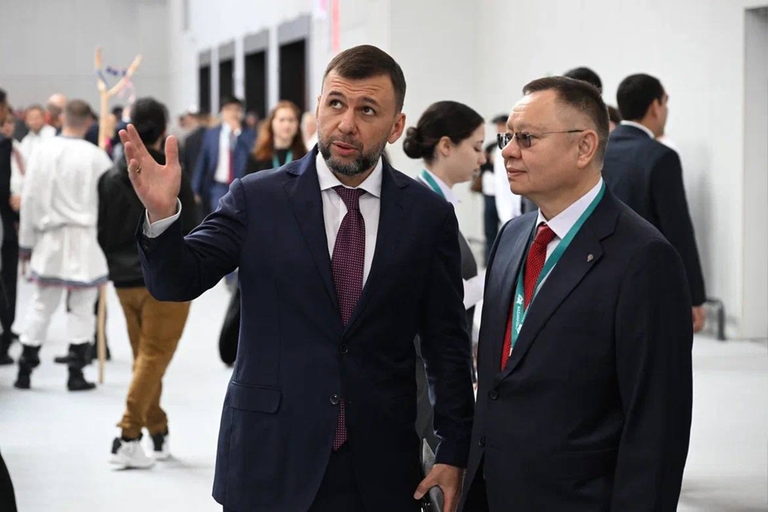 Министр строительства и ЖКХ РФ Ирек Файзуллин осмотрел стенд Донецкой Народной Республики, представленный на выставке Международного экономического форума…
