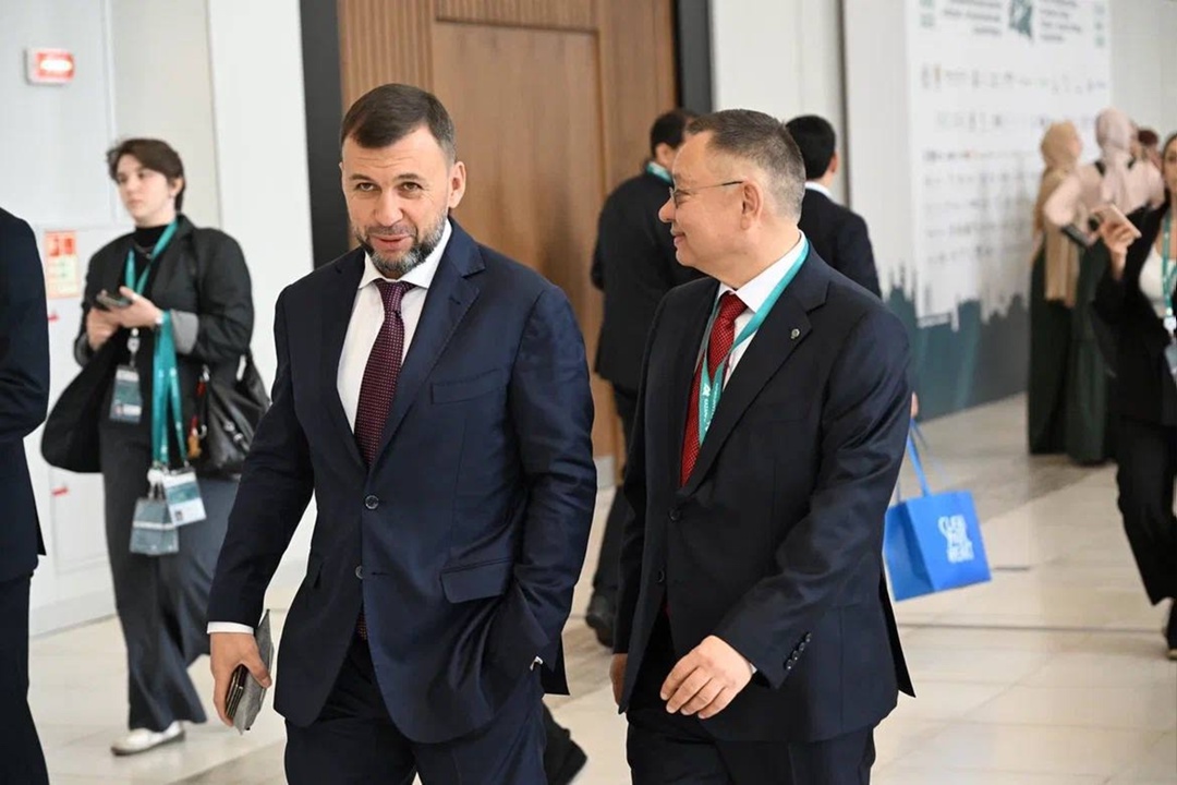 Министр строительства и ЖКХ РФ Ирек Файзуллин осмотрел стенд Донецкой Народной Республики, представленный на выставке Международного экономического форума…