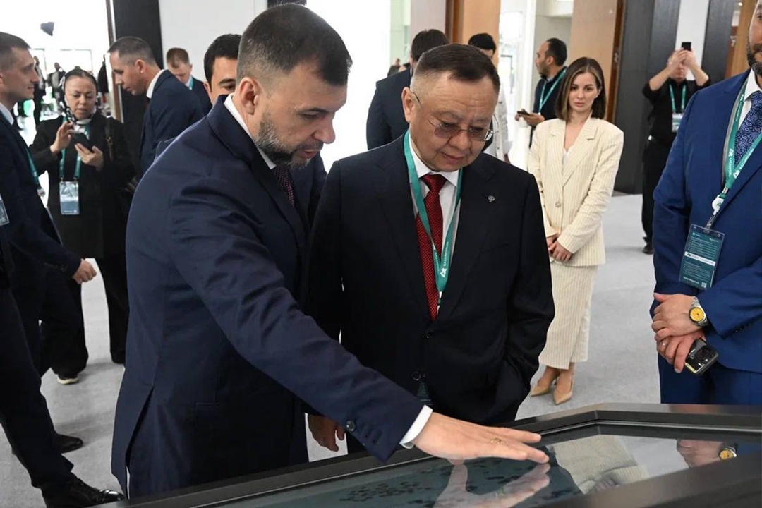 Министр строительства и ЖКХ РФ Ирек Файзуллин осмотрел стенд Донецкой Народной Республики, представленный на выставке Международного экономического форума…