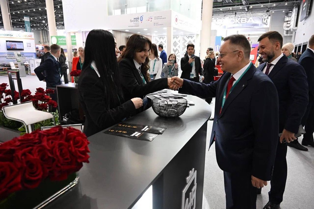 Министр строительства и ЖКХ РФ Ирек Файзуллин осмотрел стенд Донецкой Народной Республики, представленный на выставке Международного экономического форума…