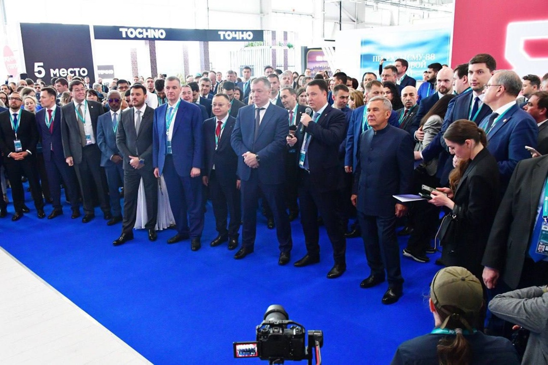 Совместно с вице-премьером Маратом Хуснуллин и Раисом Республики Татарстан Рустамом Миннихановым Глава Минстроя России Ирек Файзуллин ознакомился с лучшими…