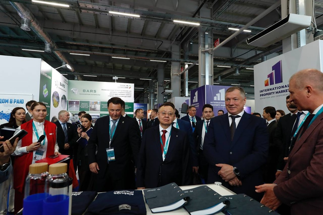 Совместно с вице-премьером Маратом Хуснуллин и Раисом Республики Татарстан Рустамом Миннихановым Глава Минстроя России Ирек Файзуллин ознакомился с лучшими…