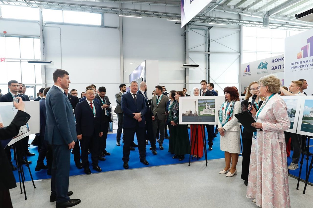 Совместно с вице-премьером Маратом Хуснуллин и Раисом Республики Татарстан Рустамом Миннихановым Глава Минстроя России Ирек Файзуллин ознакомился с лучшими…