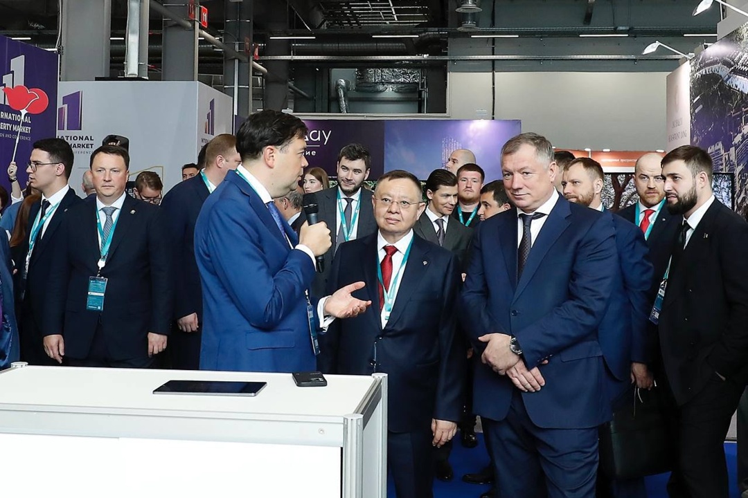 Совместно с вице-премьером Маратом Хуснуллин и Раисом Республики Татарстан Рустамом Миннихановым Глава Минстроя России Ирек Файзуллин ознакомился с лучшими…