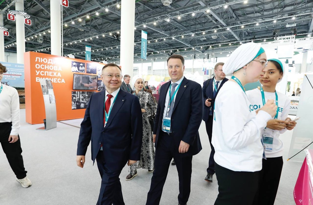 Министр строительства и ЖКХ РФ Ирек Файзуллин посетил выставку Russia Halal Expo на форуме «Россия – исламский мир: KazanForum»