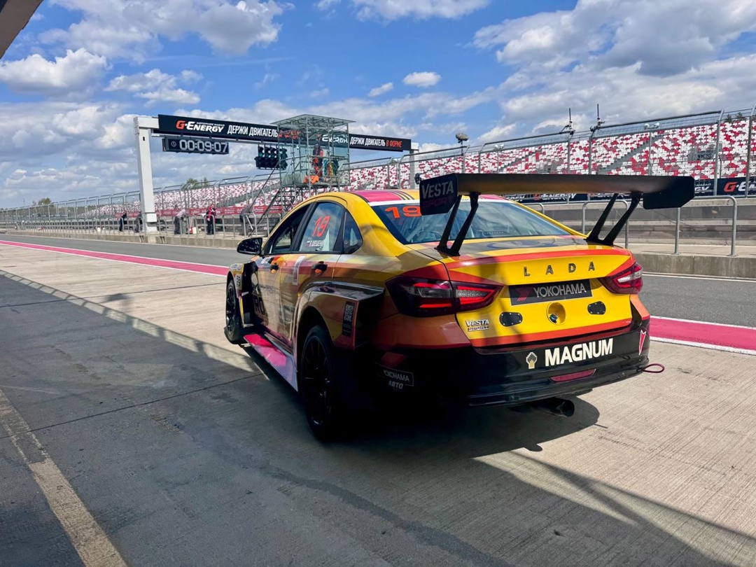 Москва встречает солнцем и рёвом моторов