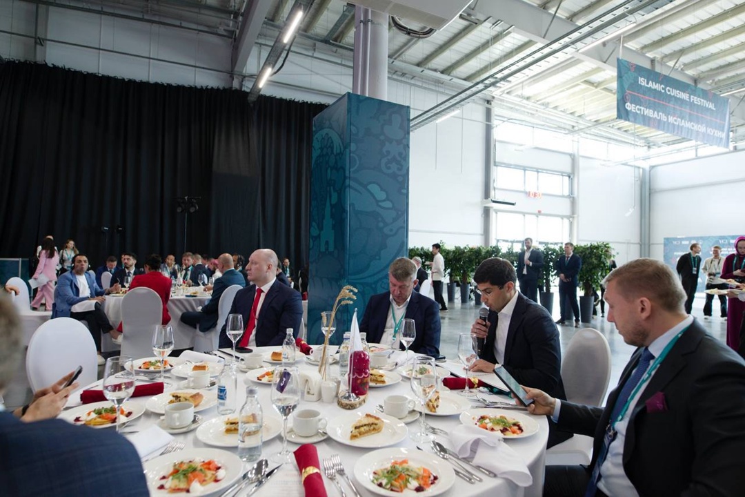 На форуме «Kazan forum: Россия-Исламский мир» состоялся деловой завтрак с Главой Минстроя России Иреком Файзуллиным