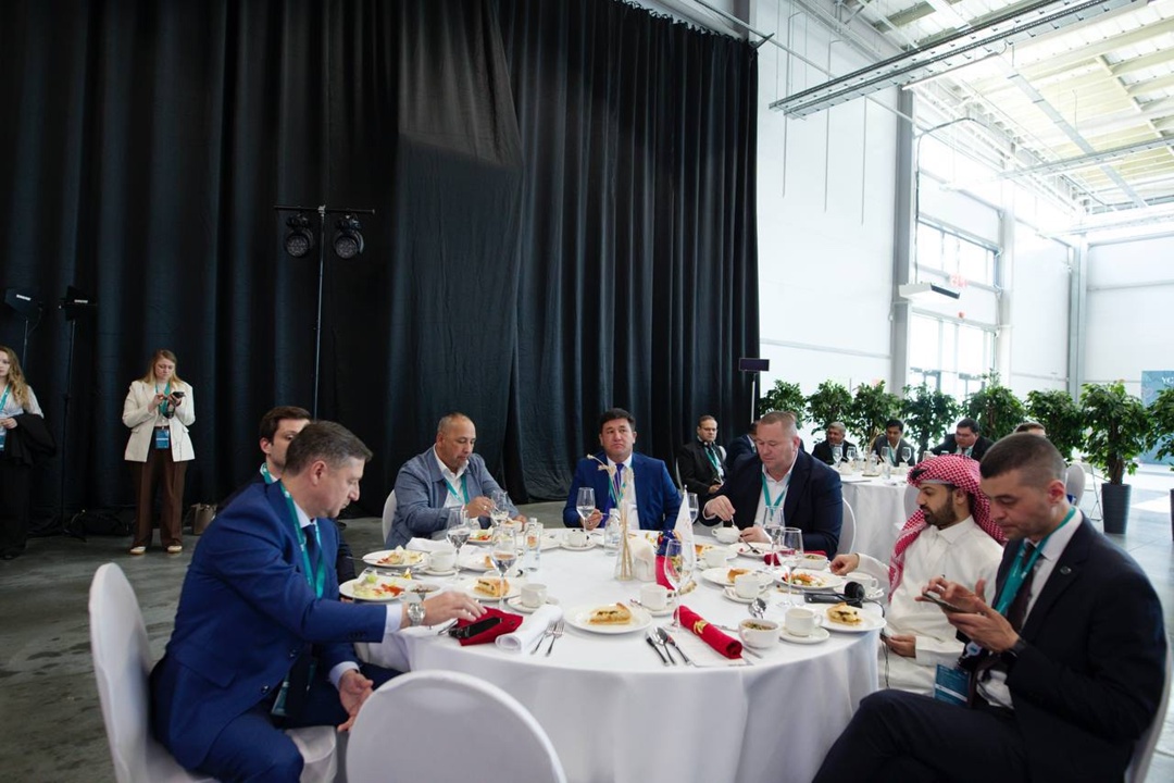 На форуме «Kazan forum: Россия-Исламский мир» состоялся деловой завтрак с Главой Минстроя России Иреком Файзуллиным