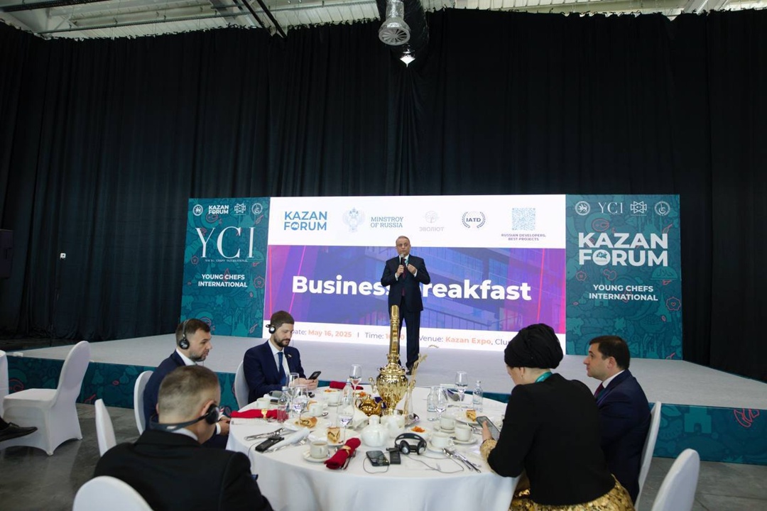 На форуме «Kazan forum: Россия-Исламский мир» состоялся деловой завтрак с Главой Минстроя России Иреком Файзуллиным