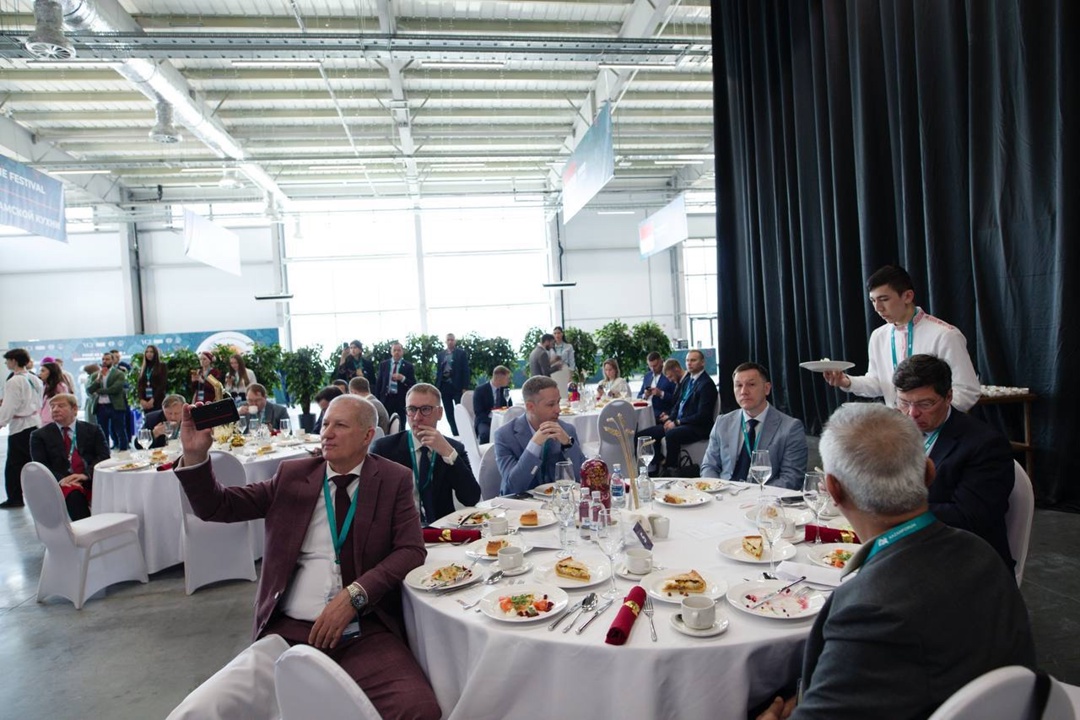 На форуме «Kazan forum: Россия-Исламский мир» состоялся деловой завтрак с Главой Минстроя России Иреком Файзуллиным