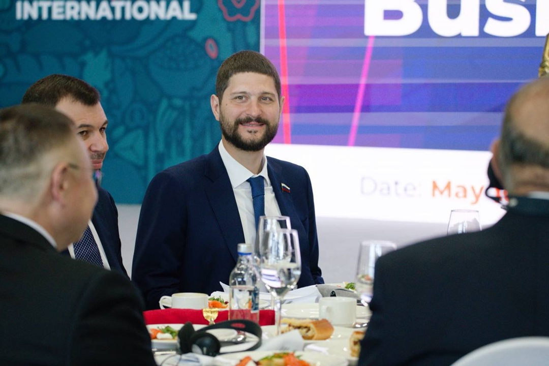 На форуме «Kazan forum: Россия-Исламский мир» состоялся деловой завтрак с Главой Минстроя России Иреком Файзуллиным