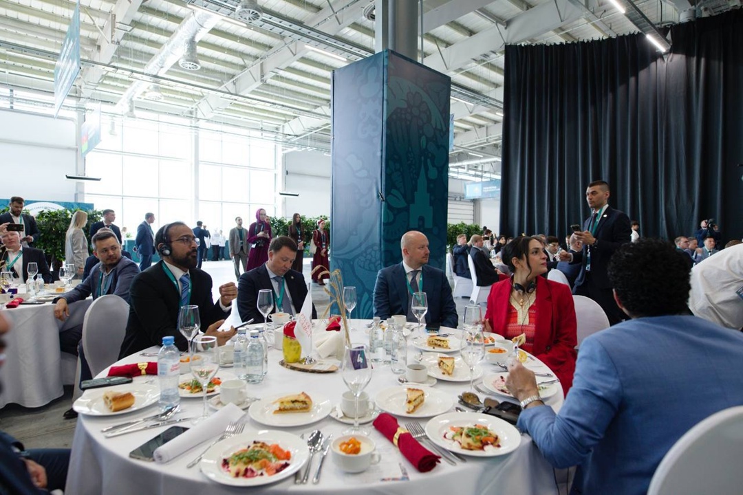 На форуме «Kazan forum: Россия-Исламский мир» состоялся деловой завтрак с Главой Минстроя России Иреком Файзуллиным