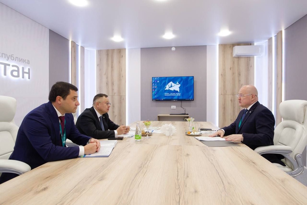 Глава Минстроя России Ирек Файзуллин провел рабочую встречу с Губернатором города Севастополя Михаилом Развожаевым на полях Международного форума «Россия –…