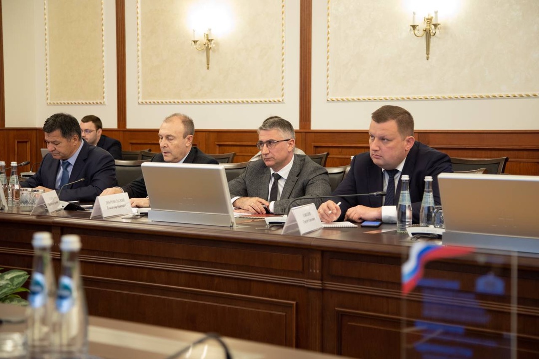 Работаем над доступностью и развитием перевозок пассажиров по реке: в Минтрансе России состоялось заседание Комиссии по вопросам развития скоростных…