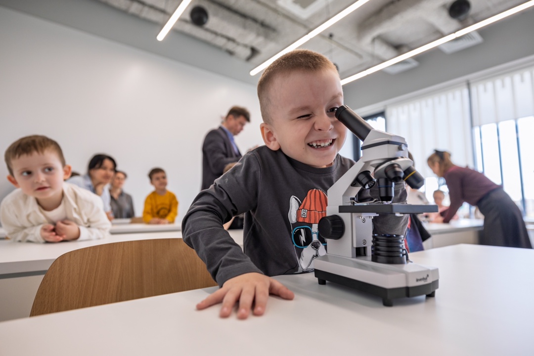 Маленькие люди исследуют маленьких существ