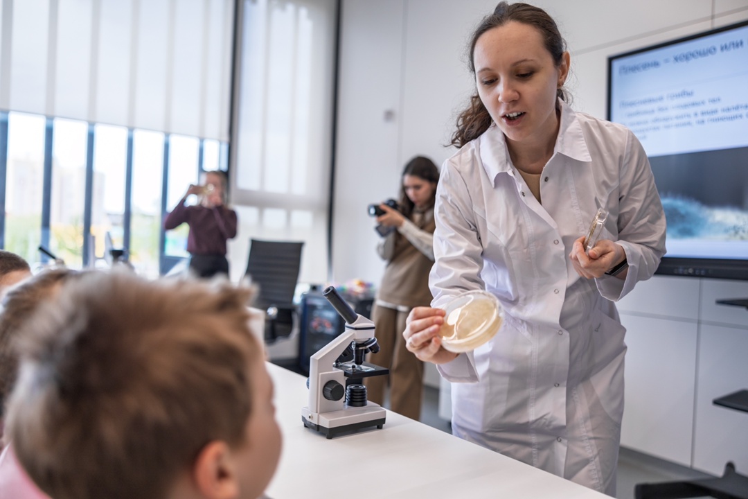 Маленькие люди исследуют маленьких существ