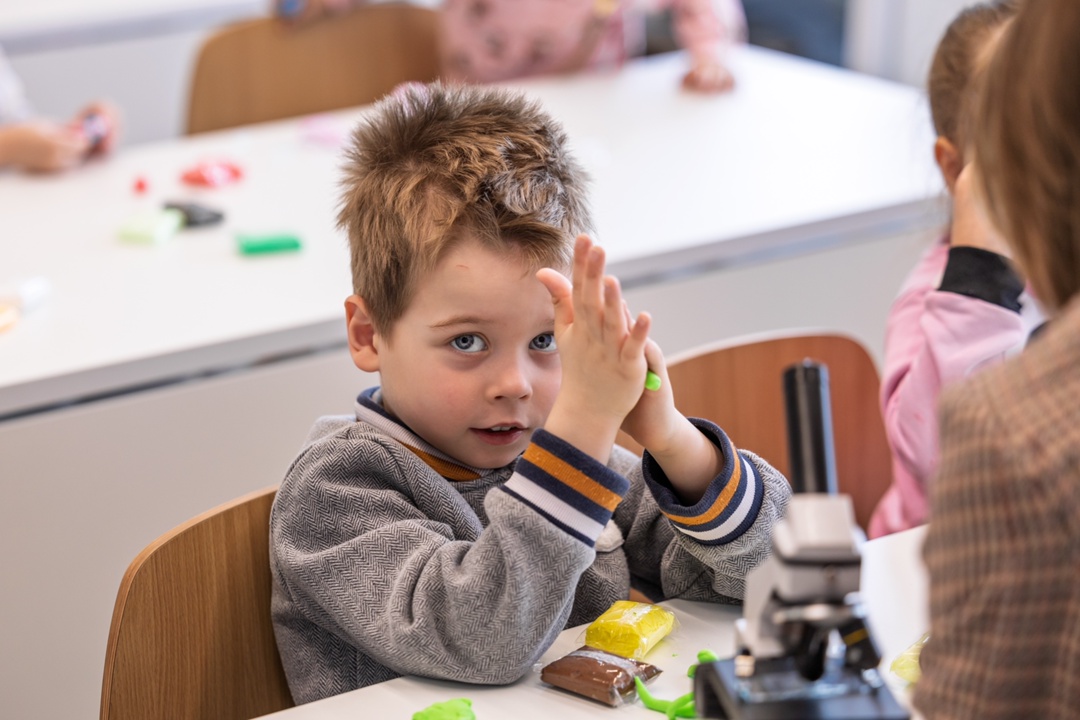 Маленькие люди исследуют маленьких существ