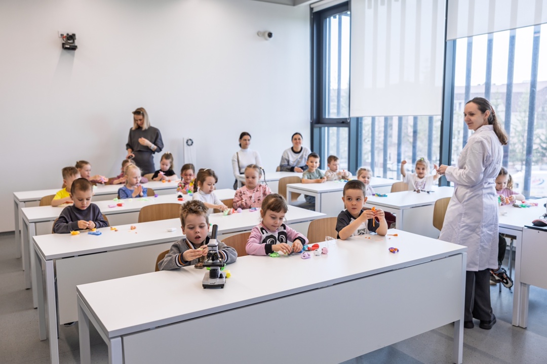 Маленькие люди исследуют маленьких существ