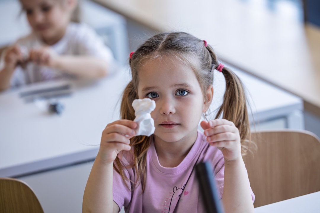 Маленькие люди исследуют маленьких существ