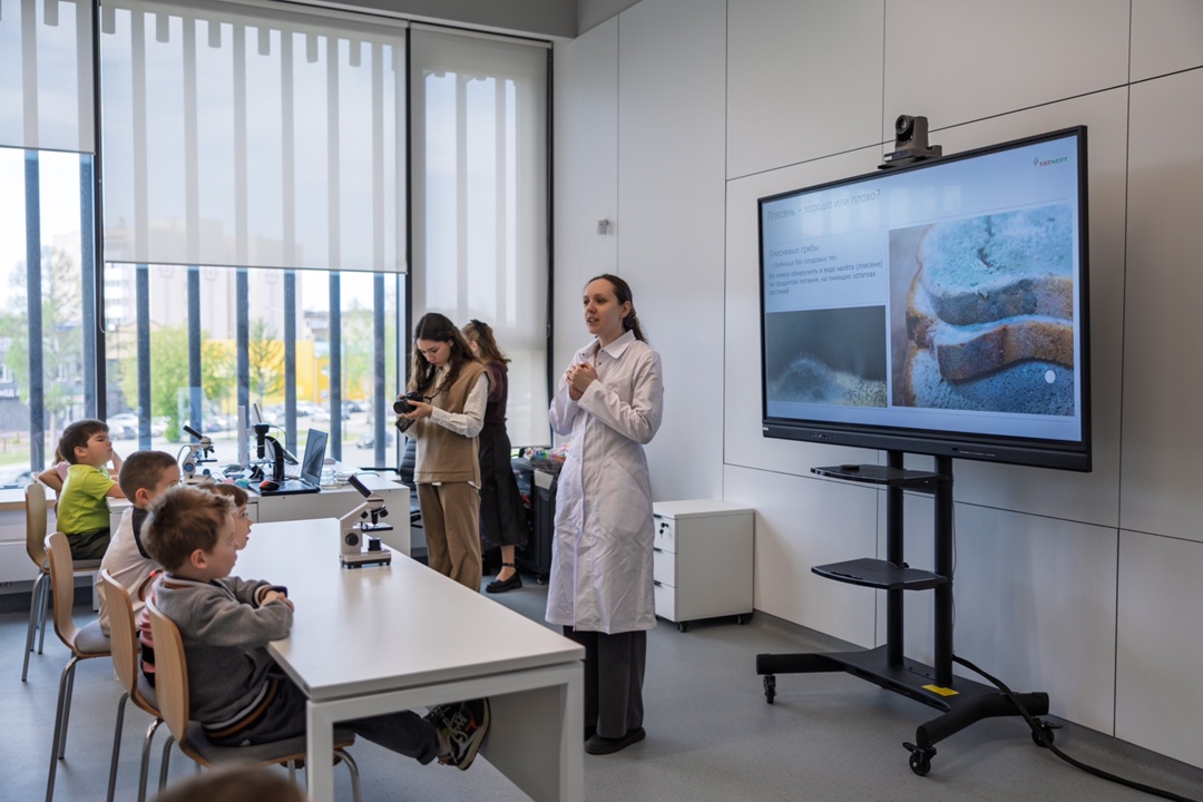 Маленькие люди исследуют маленьких существ