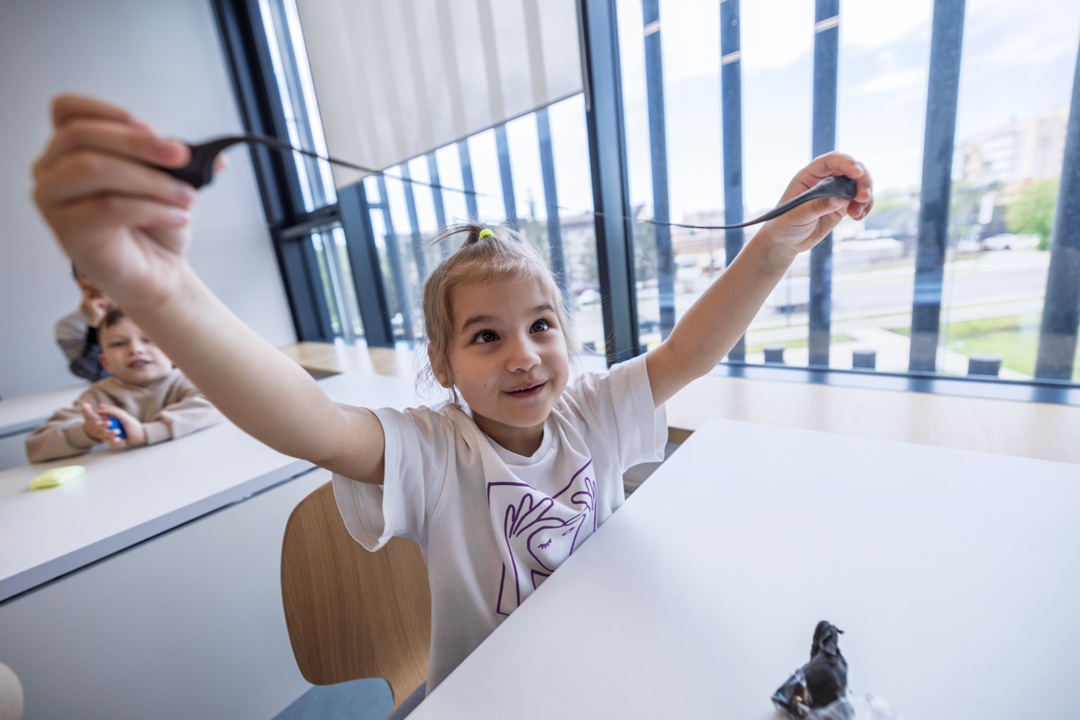 Маленькие люди исследуют маленьких существ