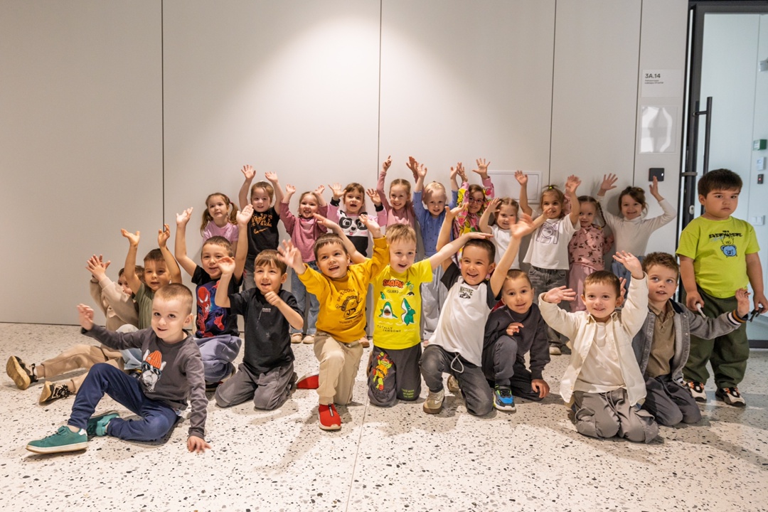 Маленькие люди исследуют маленьких существ