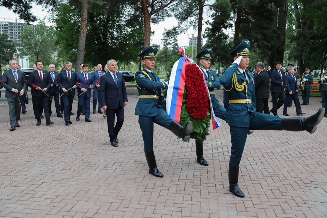 Вячеслав Володин прибыл в Бишкек с официальным визитом. Там он проведет заседание Совета Парламентской Ассамблеи ОДКБ, Председателем которой является.