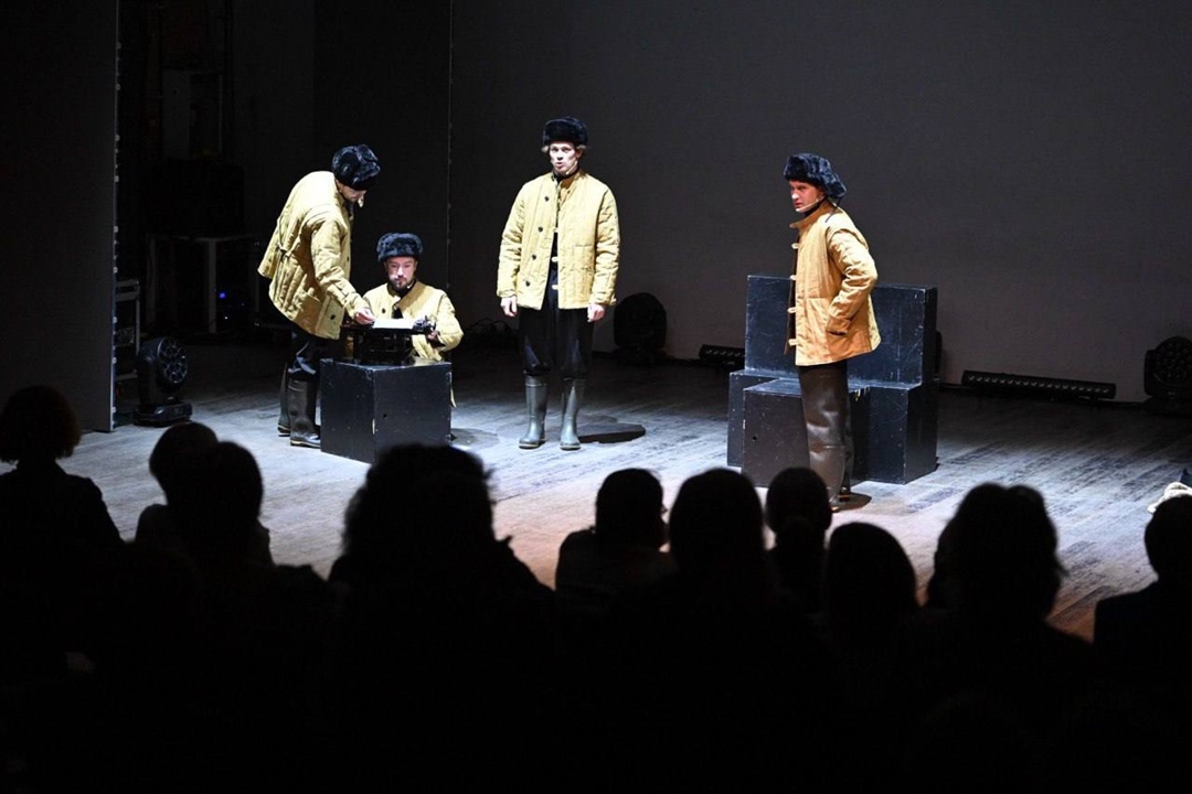 История, ожившая на сцене При поддержке ЛУКОЙЛа создан спектакль по мотивам ранее утерянного произведения Льва Давыдычева — «Бутылочка нефти».