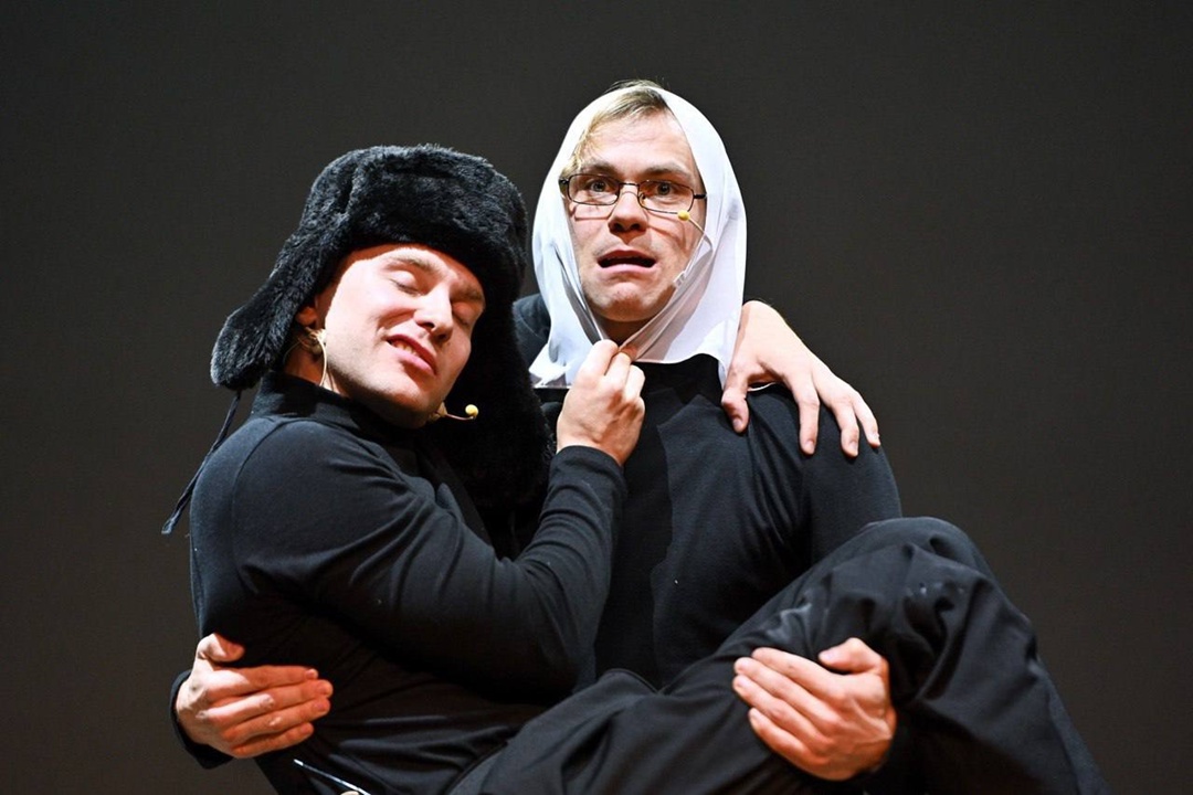 История, ожившая на сцене При поддержке ЛУКОЙЛа создан спектакль по мотивам ранее утерянного произведения Льва Давыдычева — «Бутылочка нефти».