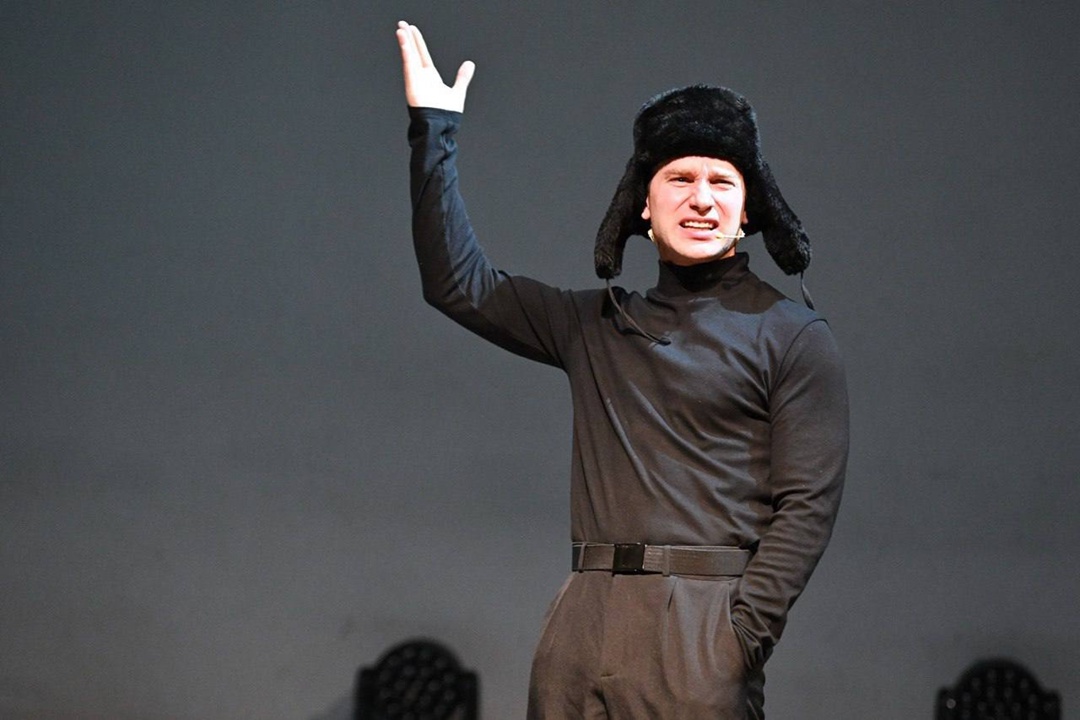 История, ожившая на сцене При поддержке ЛУКОЙЛа создан спектакль по мотивам ранее утерянного произведения Льва Давыдычева — «Бутылочка нефти».